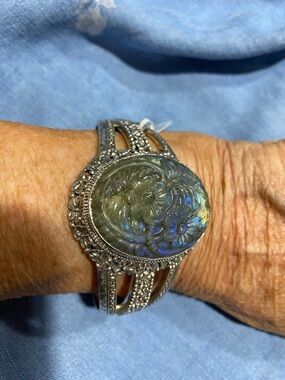 Sarda Sterling Silver Labradorite oval cuff